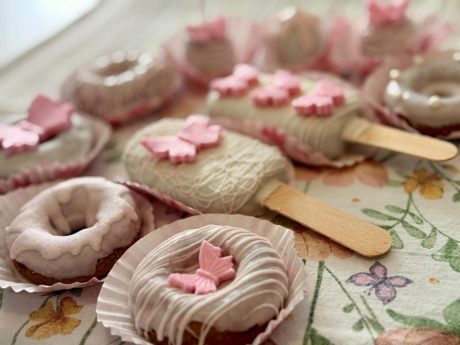 Roze donuti i cakesicles za slatki sto